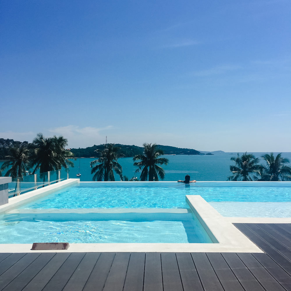 Acqua di una piscina a sfioro
