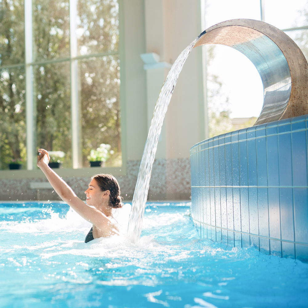 Donna in acqua in una spa
